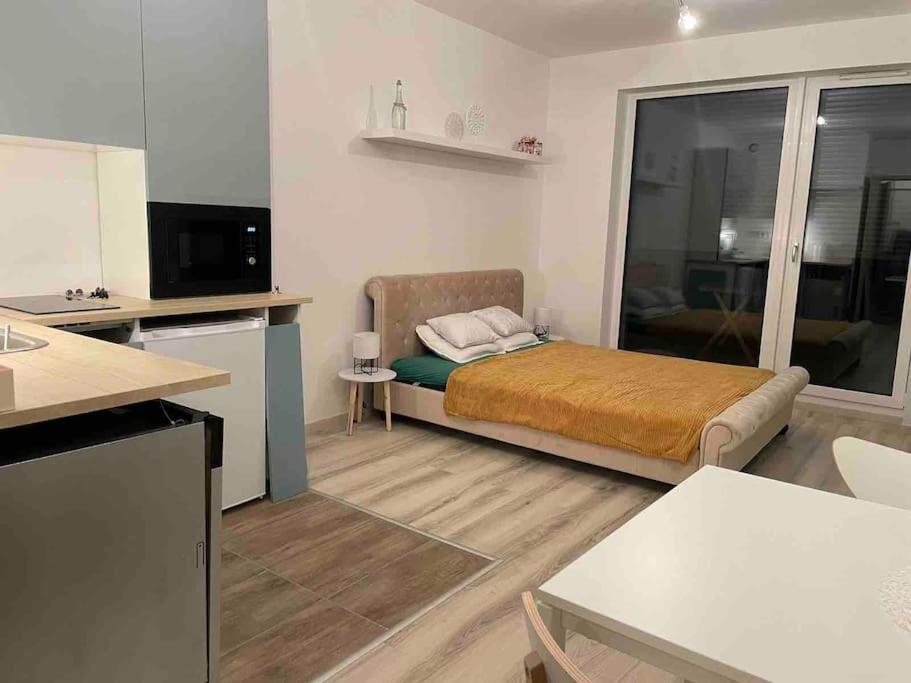 Waterfront River View Apartman *